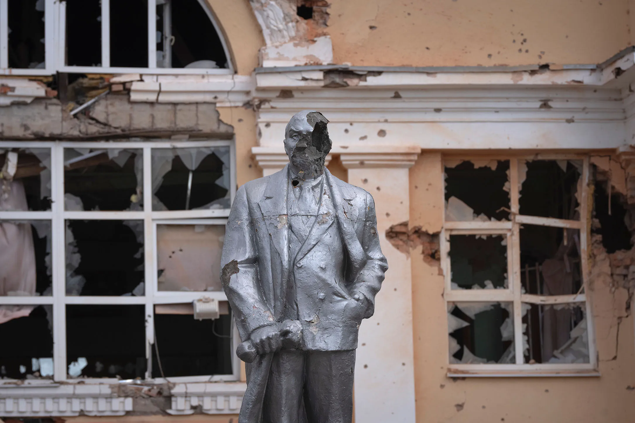 2024年8月19日,俄罗斯库尔斯克,广场上矗立著受损的苏联创始人Vladimir Lenin 的纪念碑。摄:AP/达志影像