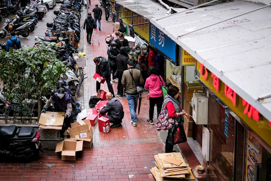 水貨客在貿易行外四處比價,買好化妝品或煙酒後便一路穿梭到拱北交貨。
