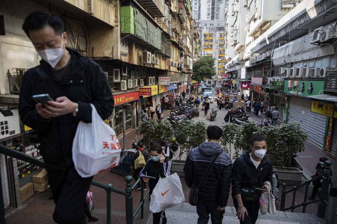 2023年1月6日,人們在澳門關閘附近的商店購物。