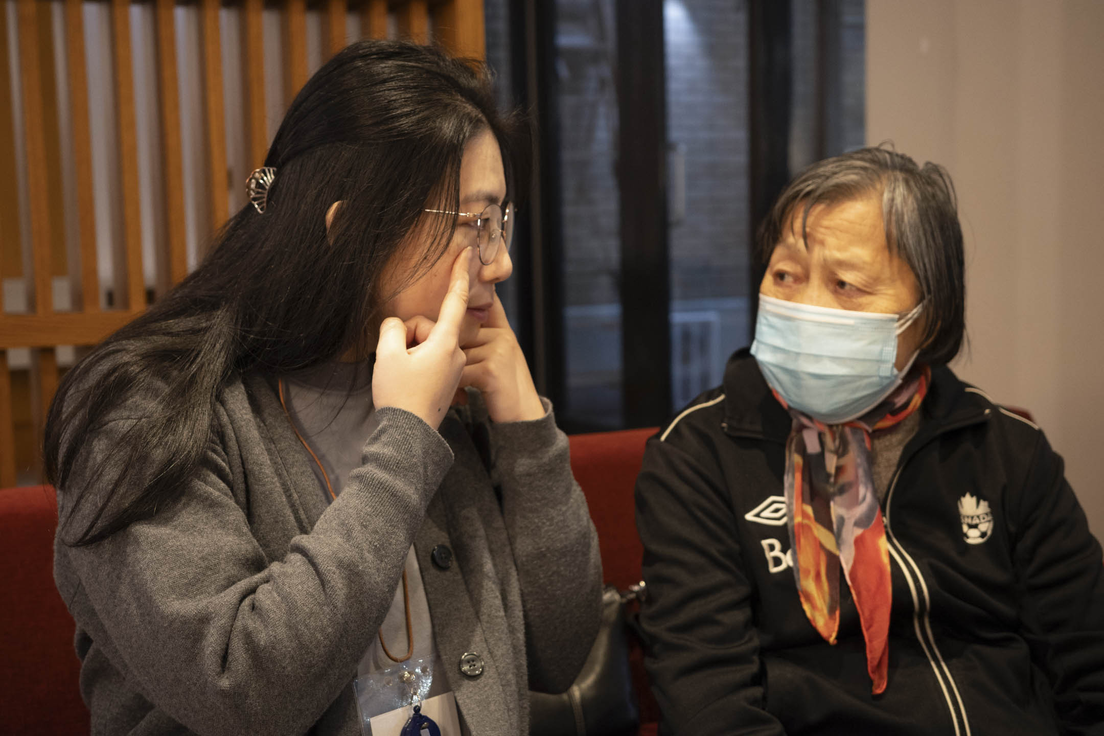 對於社會服務,呀Be希望助人自助,與其代服務對象們打電話申請社會服務,她寧可花更多時間訓練他們用簡單英文自行申請,「人人都有幫助自己的能力,幫錯人可能會disempower對方(剝奪對方的權力感)。」。攝:Galileo Cheng/端傳媒